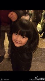 组图：王诗龄游博物馆看音乐剧 甜笑露文艺范儿