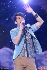 组图：罗志祥穿皮草露肩夜唱 歌迷嫌穿太多