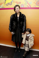 组图:翁虹亮相为朋友庆生 俯身哄女儿大秀性感