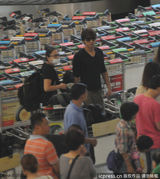 组图：言承旭休闲便装亮相 墨镜遮面笑对粉丝