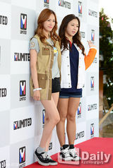 组图：JYJ出席户外品牌活动 登山造型显朝气