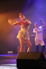 组图：蔡依林巴黎开唱劲歌热舞 血拼购物吃甜食