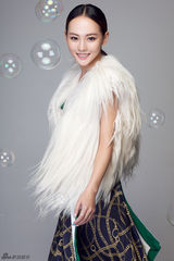 组图：张嘉倪杂志大片 容妆清丽气质百变