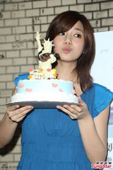 组图：陈妍希校园开演唱会 现场庆生亲吻蛋糕