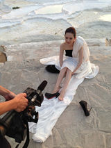 组图：戚薇写真花絮首曝光 感恩粉丝赞战友