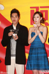 组图：蓝正龙避谈梦中情人 与安心亚互喂元宵