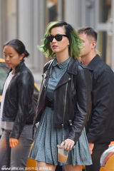 组图：水果姐懒理绯闻 顶绿发咬唇显潮范儿