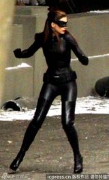 组图：《蝙蝠侠前传3》洛杉矶赶拍 海瑟薇造型魅惑