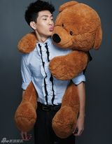 组图：井柏然光棍节写真怀抱献吻熊孩子