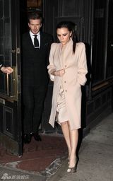 高清组图：小贝辣妹情人节约会 正装束身表情严峻