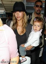 高清组图：杰西卡-阿尔芭携女儿出游 小奥诺不惧镜头