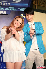 组图：严爵首次挑战配音 获小甜甜示爱