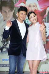 组图：吴奇隆马苏为新戏宣传粉丝热情接机