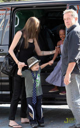 高清组图：朱莉养女法国购物 穿着时髦兴奋大笑