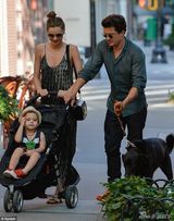 组图：米兰达一家三口出街 帅儿子开心吃雪糕