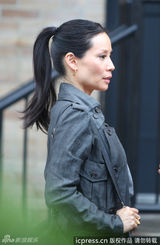 组图：刘玉玲《基本演绎法》片场 干练演绎女版华生