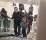 组图：谢霆锋逛超市买厨具全程听女佣指点