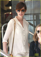 组图：安妮-海瑟薇白衣白裤清凉出镜气质优雅