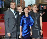 幻灯图集：电影《一家人》首映 导演佩妮莱蓝裙亮眼