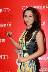 组图：马雅舒黑丝袜上阵秀美腿 李玲玉半露酥胸