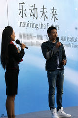 高清图：陆毅做星愿使者做公益 希望小学为孩子献唱