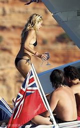 幻灯图集：裘德-洛和西耶娜-米勒西班牙惬意度假