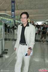 组图：黄百鸣离港避台风 赴大马拍贺岁喜剧