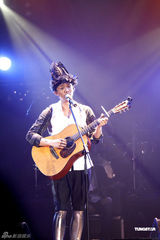 组图：张继聪个唱赤裸上身搞笑演出 谢安琪携子观看