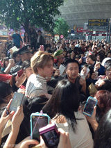 组图：EXO成员Kris机场现身 粉丝组人墙被冲散