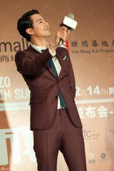 高清图：长腿男神赵寅成亲和 大摆POSE不忘卖萌