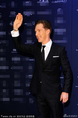 组图：卷福正装主持体育颁奖礼 挥小手表情呆萌