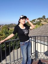 组图：58岁刘晓庆曝婚后照片 养花逛街惬意