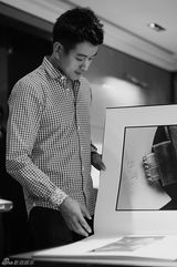 组图：佟大为米兰领略传统工艺 邂逅意式优雅