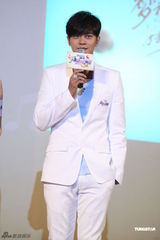 组图：罗志祥曾恺玹助阵新节目 派发粽子甜在心  