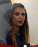 组图：阿尔芭憔悴亮相机场 肩夹手机忙通话