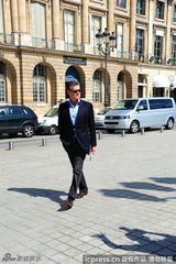 组图：老邦德西装革履漫步街头 神采奕奕帅气依旧