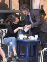 组图：凯拉-奈特莉与马克-鲁弗洛片场谈笑风生