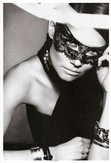 组图：阿汤嫂凯蒂-赫尔姆斯蕾丝装登《Vogue》