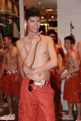 组图：亚洲先生闹市裸身宣传 热门选手大秀腹肌