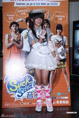 组图：许雅涵吴佩珊美少女比拼 出席《音为爱》首映