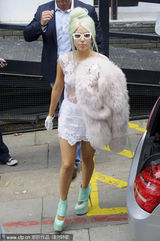 组图：Lady Gaga伦敦现身 顶绿色道姑头蕾丝配皮草