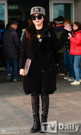 组图：韩团T-ara赴成都开唱 闪亮亮相机场