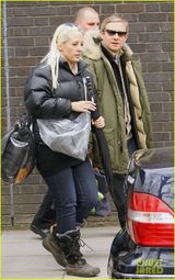 组图：卷福现身《夏洛克》片场标志风衣引围观