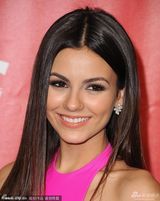 组图：维多利亚-嘉丝蒂粉裙艳丽 转身秀裸背