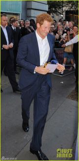 组图：哈里升级叔叔首亮相 替粉丝送礼给小王子