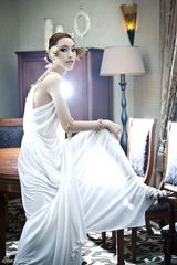 组图：张俪头戴翅膀化身天使 白衣素裹高贵典雅