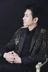 组图：何明翰《富春》写真凸显绅士气质