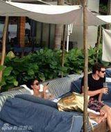 组图：张柏芝与外籍新欢逗趣打闹 幸福微笑