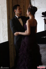 组图：杜若溪拉婚纱防走光 严宽婚礼着西装帅气