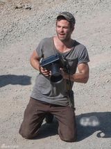 组图：克里斯-派恩新片扒衣露胸肌 罗比秀美腿